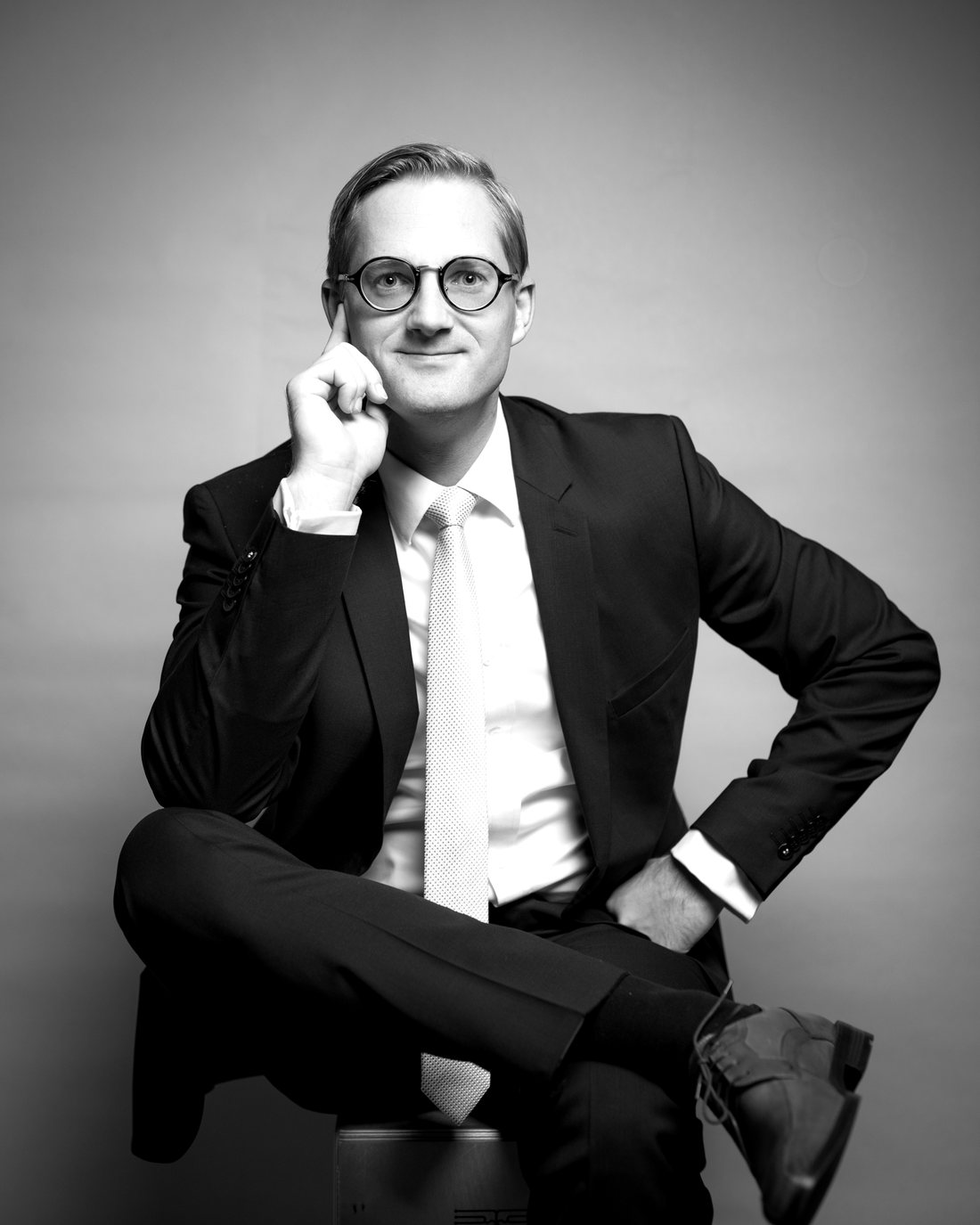 Porträt Dr. Tobias S. Witte, sitzend