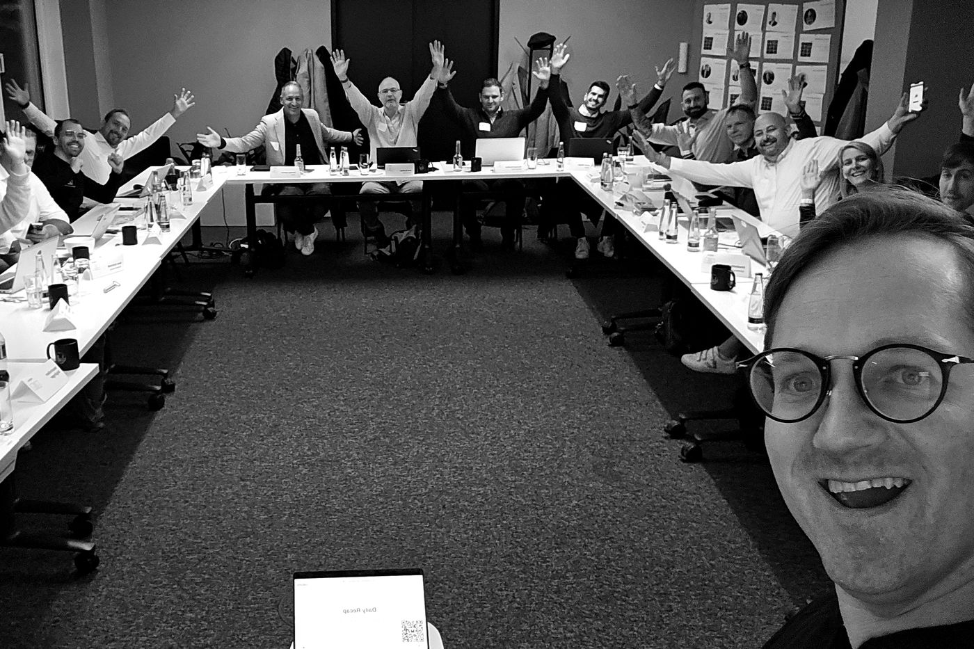 Workshop-Gruppe am Tisch, Doc&nbsp;T im Vordergrund